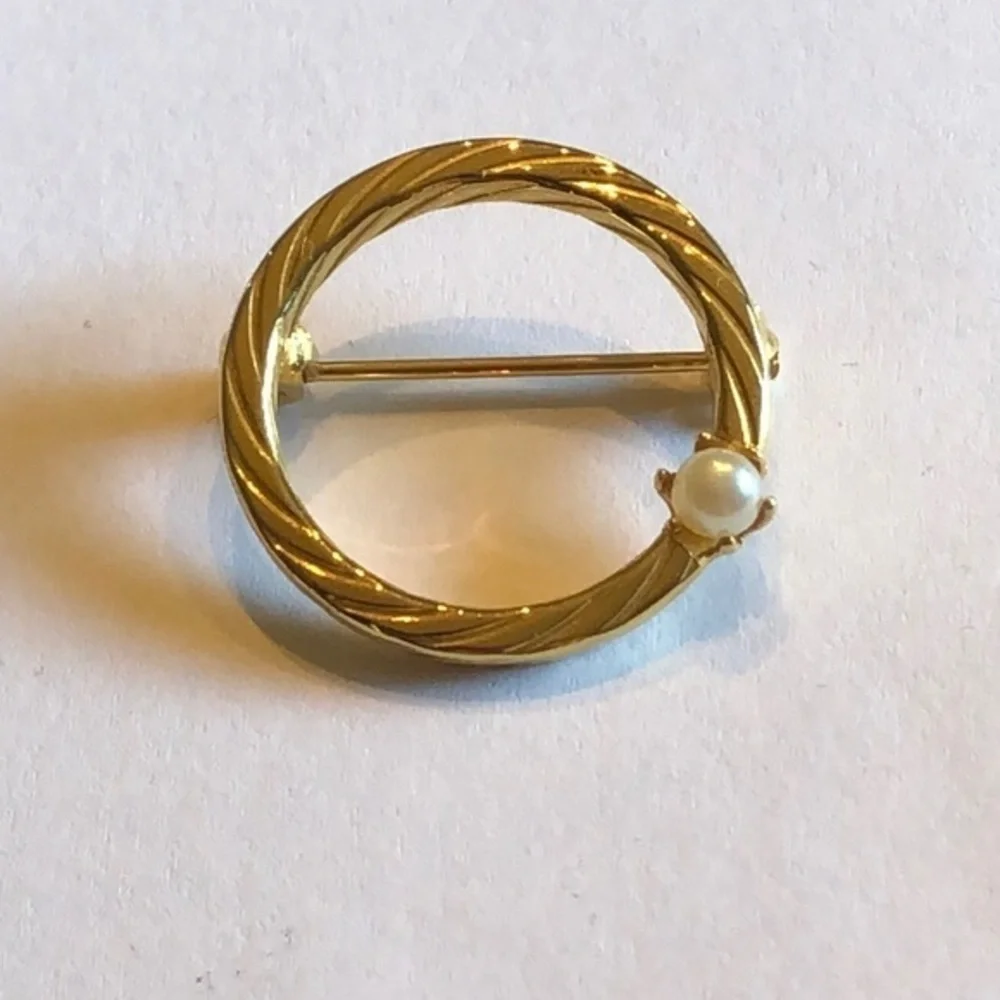 Vintage Gold Tone & Faux Pearl Round Brooch Shoulder Pin
